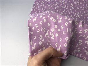Bomuldsjersey - blid lilla med småt leo mønster
